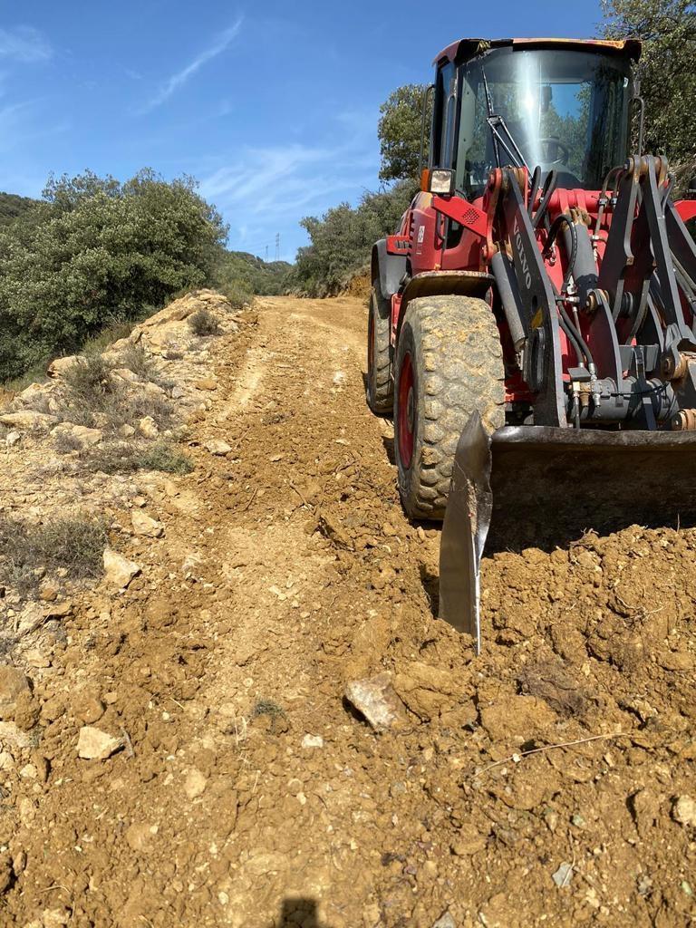 El Consorcio Provincial de Bomberos trabaja con maquinaria pesada para adecuar las infraestructuras afectadas por el último temporal de lluvias