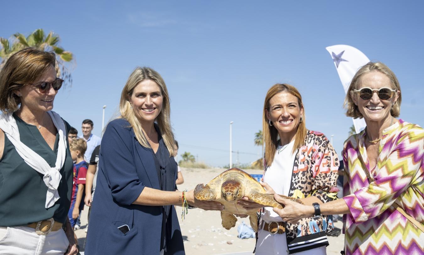 Marta Barrachina solta a la mar a Almassora a la tortuga “Benafelí”, recuperada a l’Oceanogràfic de València