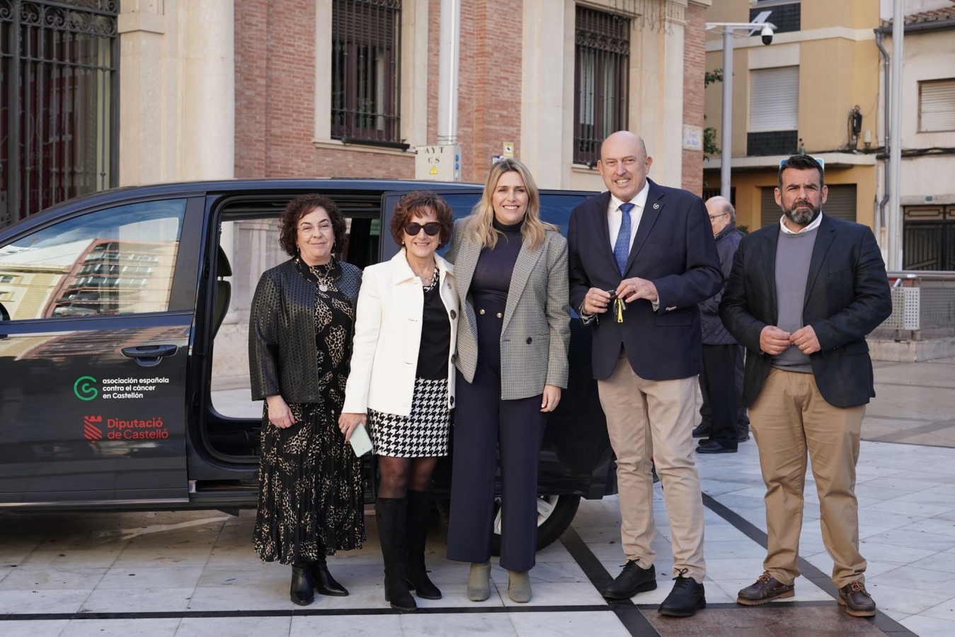 Marta Barrachina entrega un vehículo a la Asociación Española Contra el Cáncer para facilitar el traslado de pacientes y profesionales e incluye una ayuda de 12.000 euros en el Presupuesto