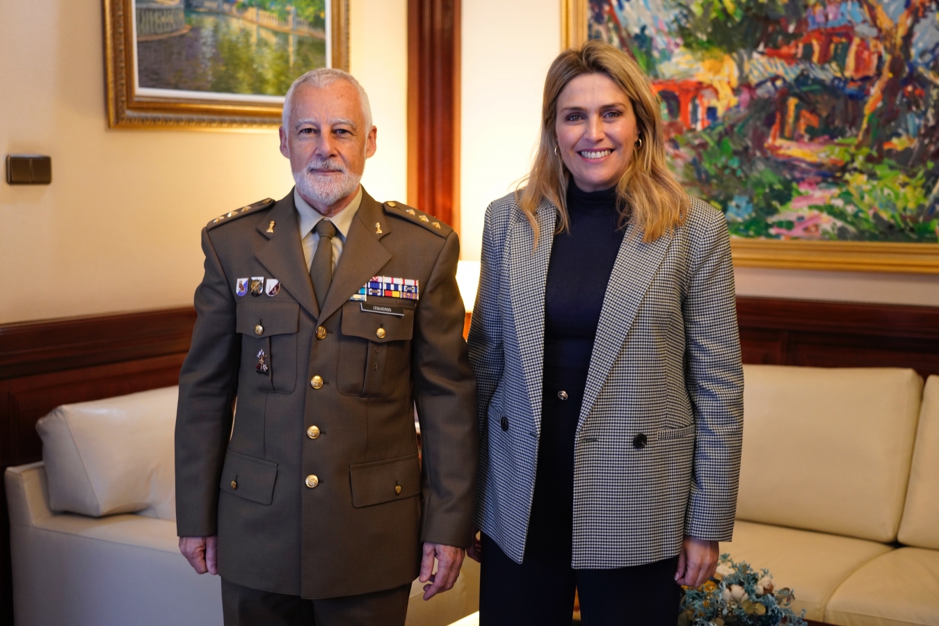 Marta Barrachina recibe al nuevo subdelegado de Defensa en Castellón, Moisés Izquierdo de la Guerra