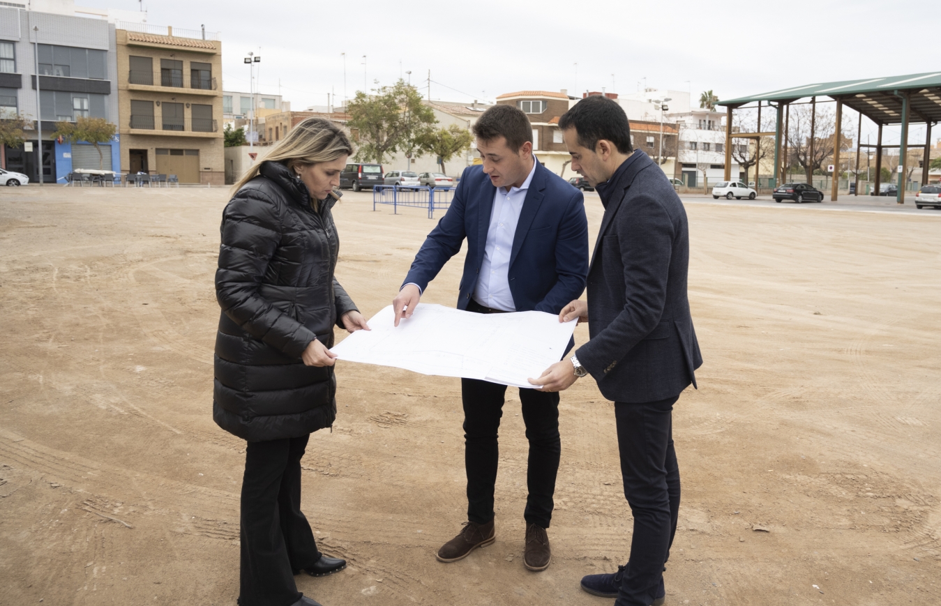 Marta Barrachina impulsa el desenvolupament de les Alqueries amb una inversió de 160.000 euros per a la remodelació de la plaça annexa al mercat