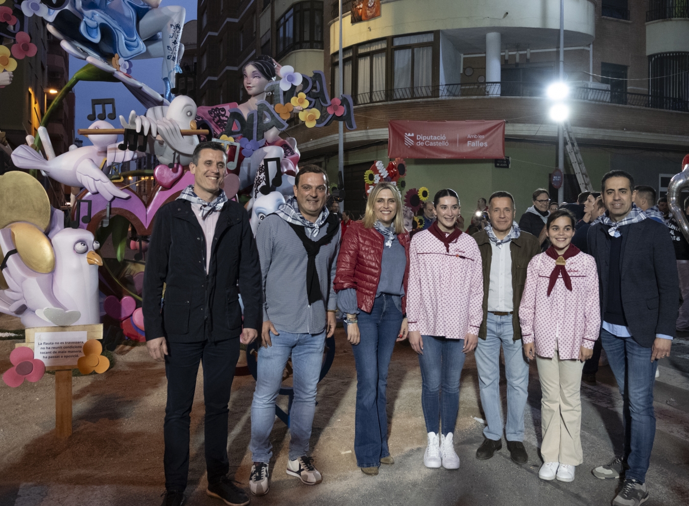 Marta Barrachina refuerza su apoyo a las Fallas en su visita a la Nit de la Plantà