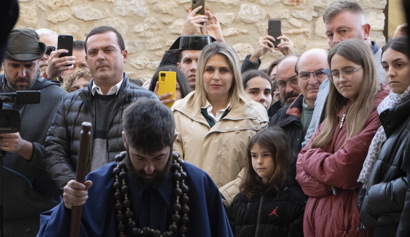 Marta Barrachina assistix a l'emotiva eixida dels Pelegrins de Les Useres confiant que la rogació aconseguisca l'esperada pluja a la província