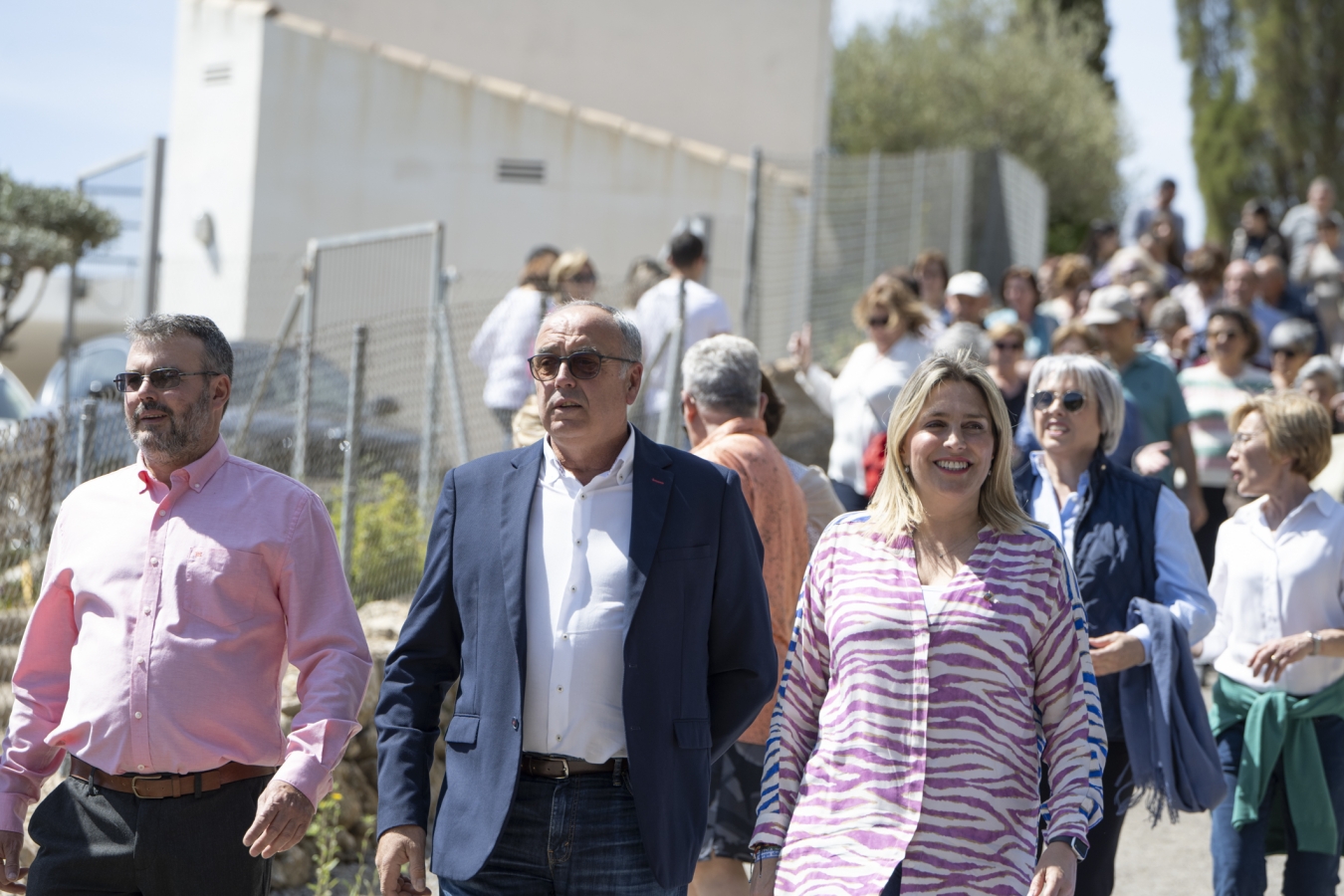 Marta Barrachina presencia la devoción de los vecinos de Sierra Engarcerán en la misa con motivo de las fiestas de la Santa Cruz