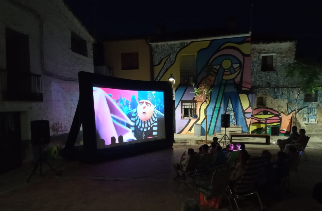 La Diputación de Castellón refuerza la programación cultural en los municipios de menos de 300 habitantes durante la época estival con el Cine de Verano